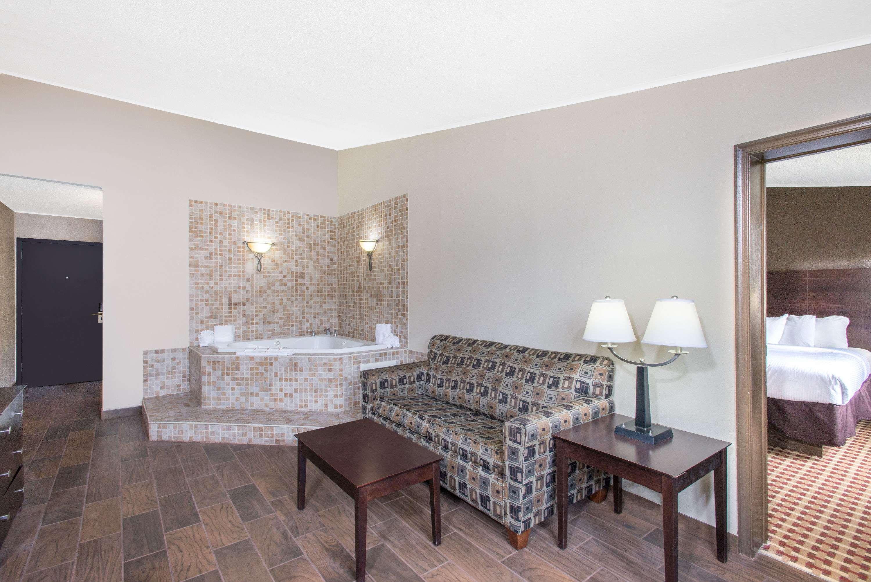 Ramada By Wyndham Allentown Bethlehem Екстер'єр фото